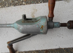 historická ručná vrtačka na fotke