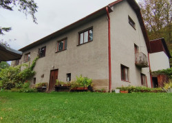 Dom na samote s 10485m2 pozemkom.