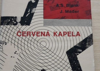 1-kniha-blank-mader-červená-kapela