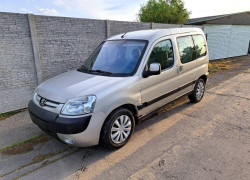 zvukovú izoláciu motora pod prednú kapotu