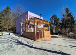 DUCHONKA – exkluzívne pekná celoročná CHATA s VÍRIVKOU / 3 – izby + 2 spoločenské miestnosti / TERASA / pekný pozemok 