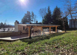 DUCHONKA – famózna celoročná CHATA pod lesom s VEĽKOU  TERASOU / 3 – izby + 1 spoločenská miestnosť / pekný pozemok / FVE na streche