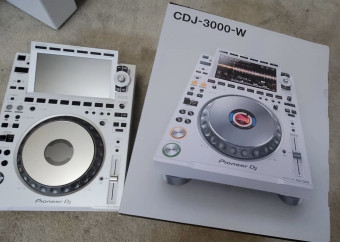 PioneerCDJ-3000whiteedition