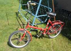 mestský skladací bicykel na fotkách