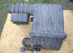 obal vzduchového filtra, súčasť motora na Suzuki SWIFT 1.3i 2005-2009