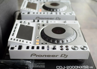 12898_white-limited-2x-pioneer-cdj-2000-nxs2-boxed_side_thb